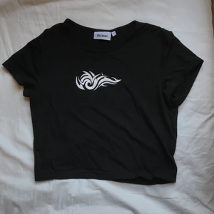 Topp från weekday, stl M - cool t shirt från weekday! Köpt för ungefär 1 år sedan och kommer inte till användning längre, bra skick! Den är i stl M och på andra bilden ser man hur den sitter på mig som egentligen är stl xs-s! Säljer för 75kr plus frakt