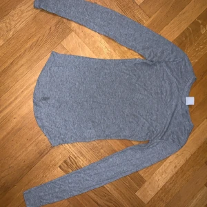 Tröja - Den har en fläck längst ner, men är jätte fin om man tar in den i byxorna