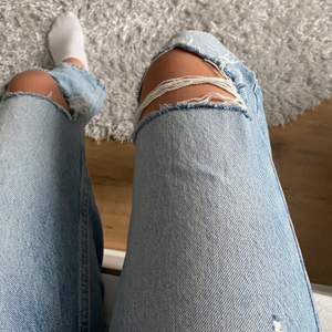 Blå mom jeans super fint skick knappt använda. Två hål på knäna och lite små slitningar. 