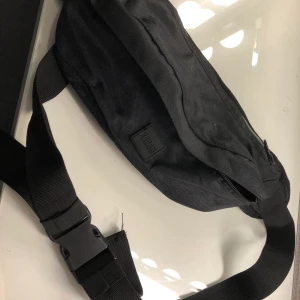 Bumbag - Säljer min svart bunbag från junkyard använd 2 gånger. Köptes för 349:- 