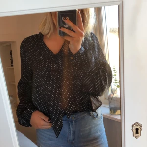 Knyt blus  - Prickig knyt blus från Gina Tricot🤍🖤 använd en gång. Nypris minns jag ej, säljer för att den är för stor för mig som är 169cm lång. Frakt 30kr 