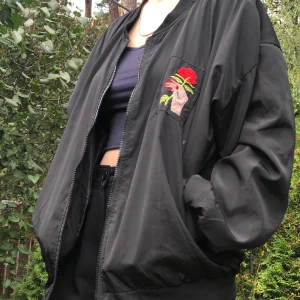 Jacka  - En tunn och skön jacka, som passar bra med en hoodie eller liknade. Lägg ett bud :)