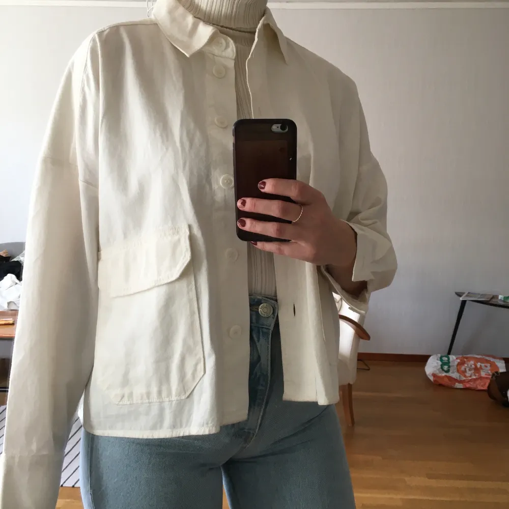 Skitsnygg kortare overshirt från Monki. Fin att använda som skjorta inne eller som jacka på sommaren! Jättefint skick, använd ca 2ggr. Storlek L men ganska liten, sitter bra på mig som oftast har M. Frakt tillkommer. Skjortor.