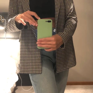Blazer/ kavaj H&M - rutig kavaj/blazer från H&M, storlek 34 🤍 använd typ två gånger, säljer för 100kr frakt tillkommer på 44kr 🤎