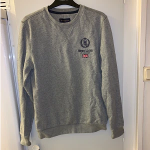 Henri Lloyd tröja - Henri Lloyd tröja, str S, i fint skick.  Kolla gärna in mina andra inlägg, Vi intresse av fler varor så fixar jag ett bra paketpris!