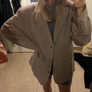 Kavaj - Beige kavaj i storlek 38, fint skick!