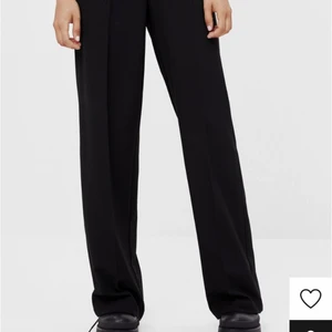 Svarta kostmbyxor - Svarta skitsnygga kostymbyxor från berskha i storlek 34. Tyvärr en aning för små för mig i midjan, därför en bild från hemsidan. Lite för långa för mig som är 160 cm😊