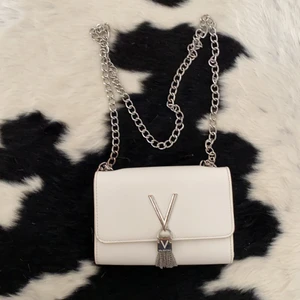 Valentinoväska säljes - Säljer min valentinoväska då den inte används längre! Den är rätt använd så vissa delar av metallen är lite slitna men väskan i sig är inte sliten.