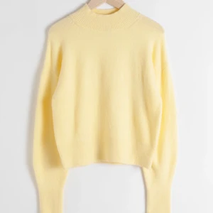 Stickad gul tröja - Härlig stickad tröja från & other stories passar perfekt nu i höst.