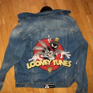 Looney toons jacka! - Säljer min jacka!! En oversized jeans jacka från Zara o looney toons collab! :)) FRAKT INGÅR! 