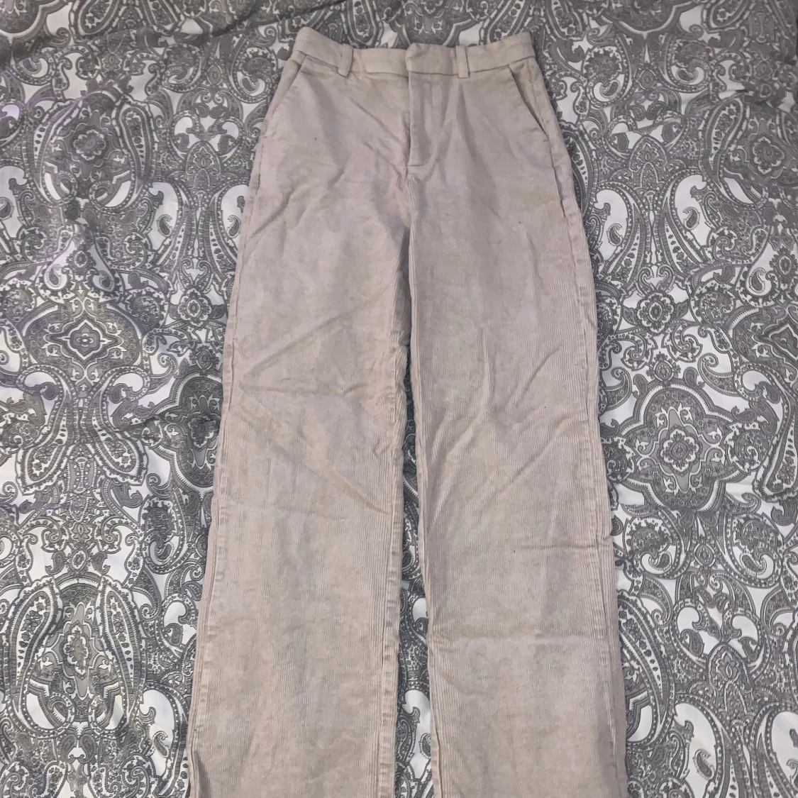 Beigea manchesterbyxor