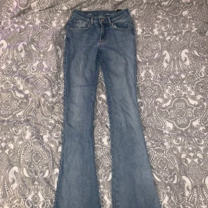 Bootcut jeans  - Blåa bootcut jeans från bikbok i str SMALL, lite slitna längst ner på baksidan av byxan då dom var för långa för mig och släpades i marken. 