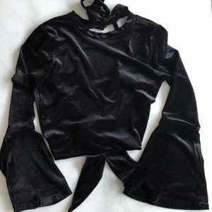 Sammets topp - Topp i sammet från nakd. Nypris ca.399kr. Kortare modell med öppen rygg som man knyter både upptill och nertill och utsvängda ärmar. Sparsamt använd. Frakten är inräknad i priset