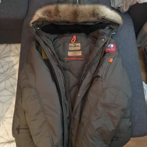 PARAJUMPER/RIGHT HAND - Den här jackan är i mycket bra skick, finns inget kvitto men den är äkta och går att kolla upp på qr koden. Fler bilder kommer vid intresse. Köparen står för frakten om det tillkommer. Pris kan diskuteras. 