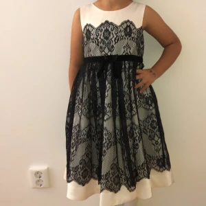 Lindex barnklänning - Söt klänning från Lindex i svart spets 🥰 (Skriv för fler bilder, kunden står för frakten som summan varierar beroende på varans vikt) 
