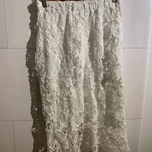 Fin kjol från BikBok i storlek S. - Fin kjol, snygg och skön passform. Knappt använd så i mycket bra skick. 85 kr med inkluderad frakt.