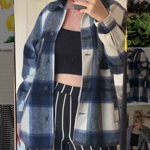  - Säljer min snygga jacka från zara i storlek 38/M  Säljer då den inte kom så mycket till användning tyvärr!