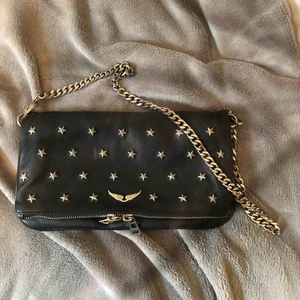  - Säljer en äkta Zadig väska med stjärnor på i högsta skick Inga repor eller förstörda saker på väskan  Budet ligger på 1300kr Skriv till mig om du är intresserad och då buda högre 