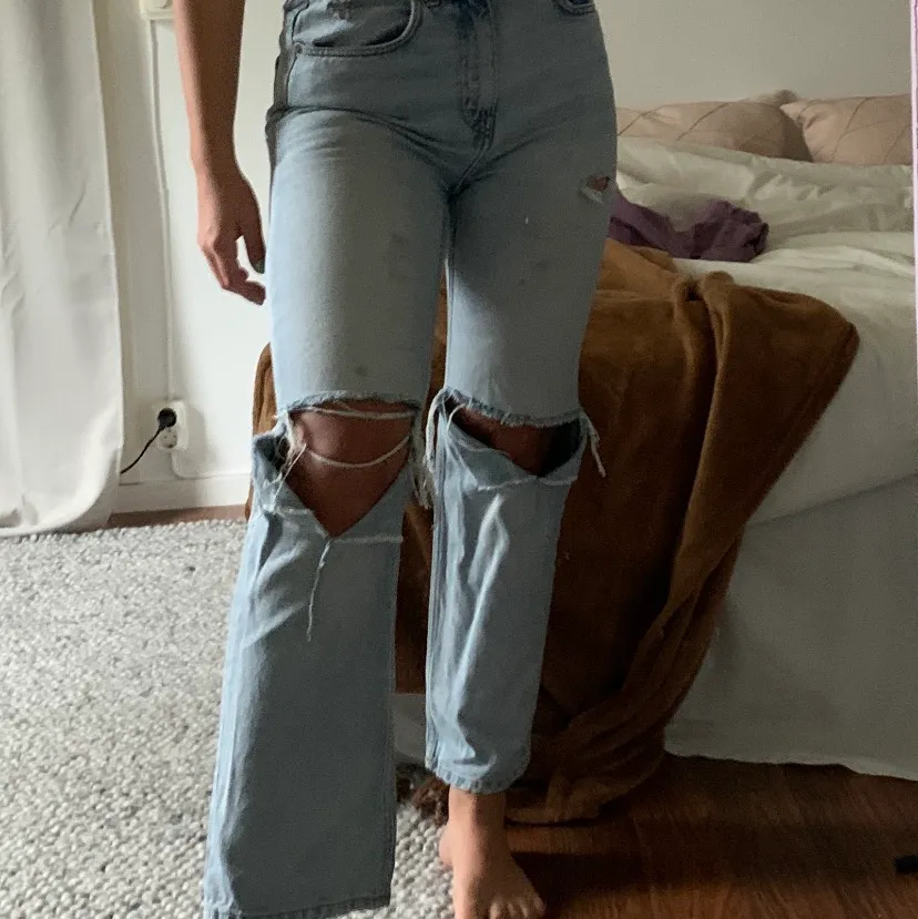 Funderar på att sälja dessa otroliga jeans som jag själv har gjort slitningar på. Jeansen är ifrån weekday i modellen voyage✨. Jeans & Byxor.