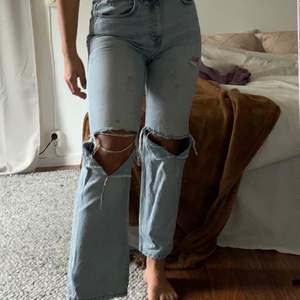 Funderar på att sälja dessa otroliga jeans som jag själv har gjort slitningar på. Jeansen är ifrån weekday i modellen voyage✨