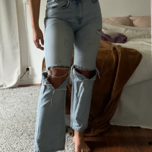 Voyage jeans  - Funderar på att sälja dessa otroliga jeans som jag själv har gjort slitningar på. Jeansen är ifrån weekday i modellen voyage✨