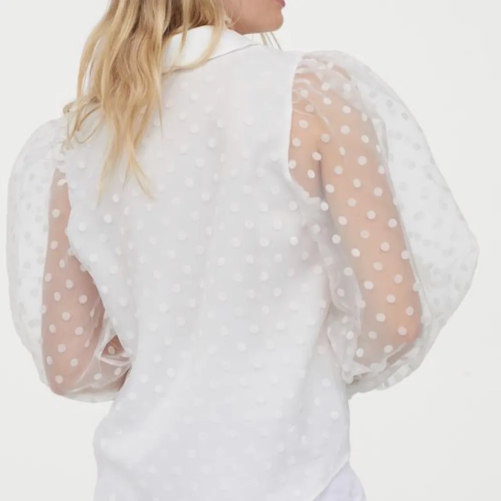 Säljer denna vita blus från H&M i storlek M då den inte kommer till användning längre. Använda 1 gång! Frakt ingår 📦 Nypris: 200kr . Blusar.