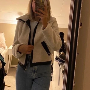 Bershka Teddyjacka - Jacka från bershka med inslag av fake-skinn, -mocka och -tedddy. Använd 3 gånger. Köptes för 600 kr. 