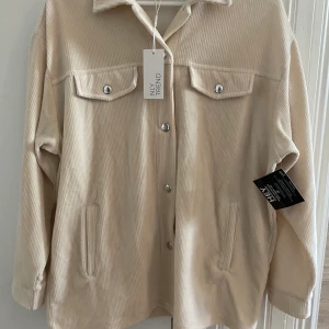 NLY Trend Manchester ”jacka”  - Denna fina Manchester ”jacka” är så snygg men inte riktigt min stil och därav prislapp kvar! Så köp gärna! Helt oanvänd 😉