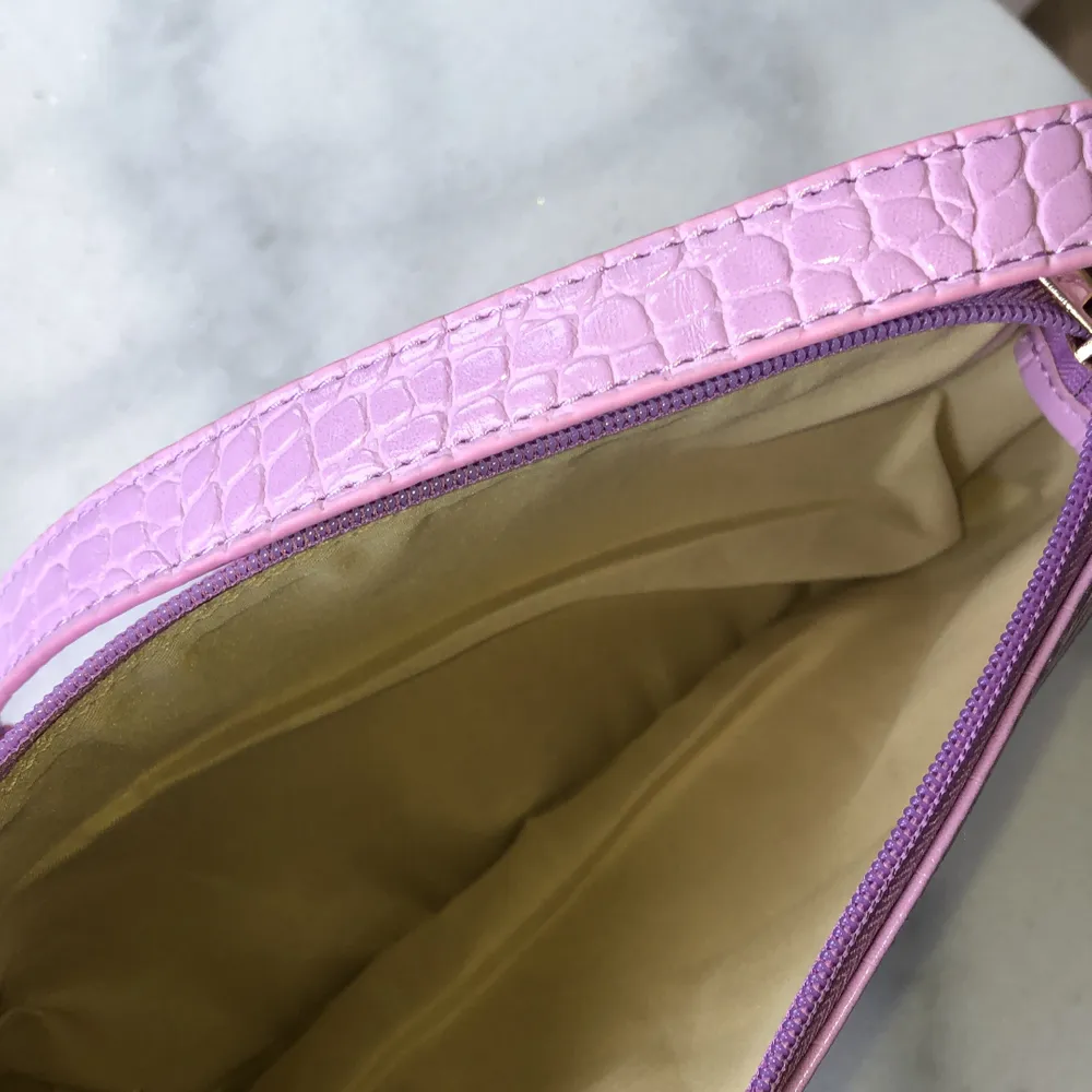 Super fin lila väska som aldrig är använd, kontakta gärna för frågor eller fler bilder💕. Väskor.