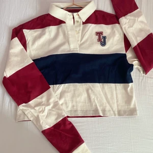 Vintage trröja - Så sjukt fin cropped rugbytröja, från Tommy hilfiger. Använd Max 5 gånger, nyskick, och har en väldigt liten gul fläck som inte ens syns. Original pris: ca 1000kr. Budgivning vid flera intressen!❤️