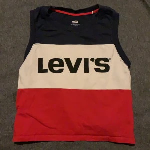 Levi’s crop top I storlek xs  - Den är större under armen har andvänt den 3 gånger ny tvättad 