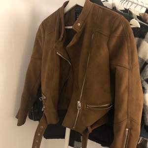 En brun mocka jacka ifrån Zara. Aldrig använd så skicket är som nytt, stolek xs. Köparen står för frakt 