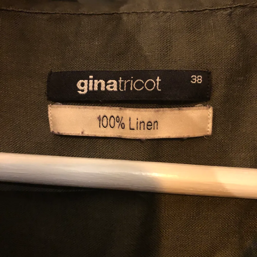 Linneskjorta i 100% linne från Gina Tricot. Mossgrön färg. . Skjortor.