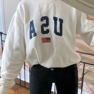 Supermysig oversized sweatshirt från Brandy Melville! Knappt använd & i mycket bra skick, därav priset. Färgen är inte kritvit (se sista bilden för jämförelse) och materialet är mjukt, perfekt nu till hösten🍁 köparen står för frakt: 59kr  Startbud: 250kr 💘