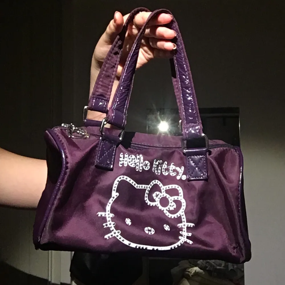 Älskar väskan, äkta Sanrio, rhinestone med hello Kitty print innuti och hello Kitty dragkedja💜 . Väskor.