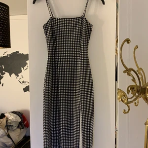 Fin rutig klänning från hm i storlek s - Jätte fin rutig klänning från hm, använd en gång för att ta kort i. Som ny fortfarande. Sliten är ganska högt upp men jätte fin. Möts i Karlstad eller skickas ( du står för frakt) 