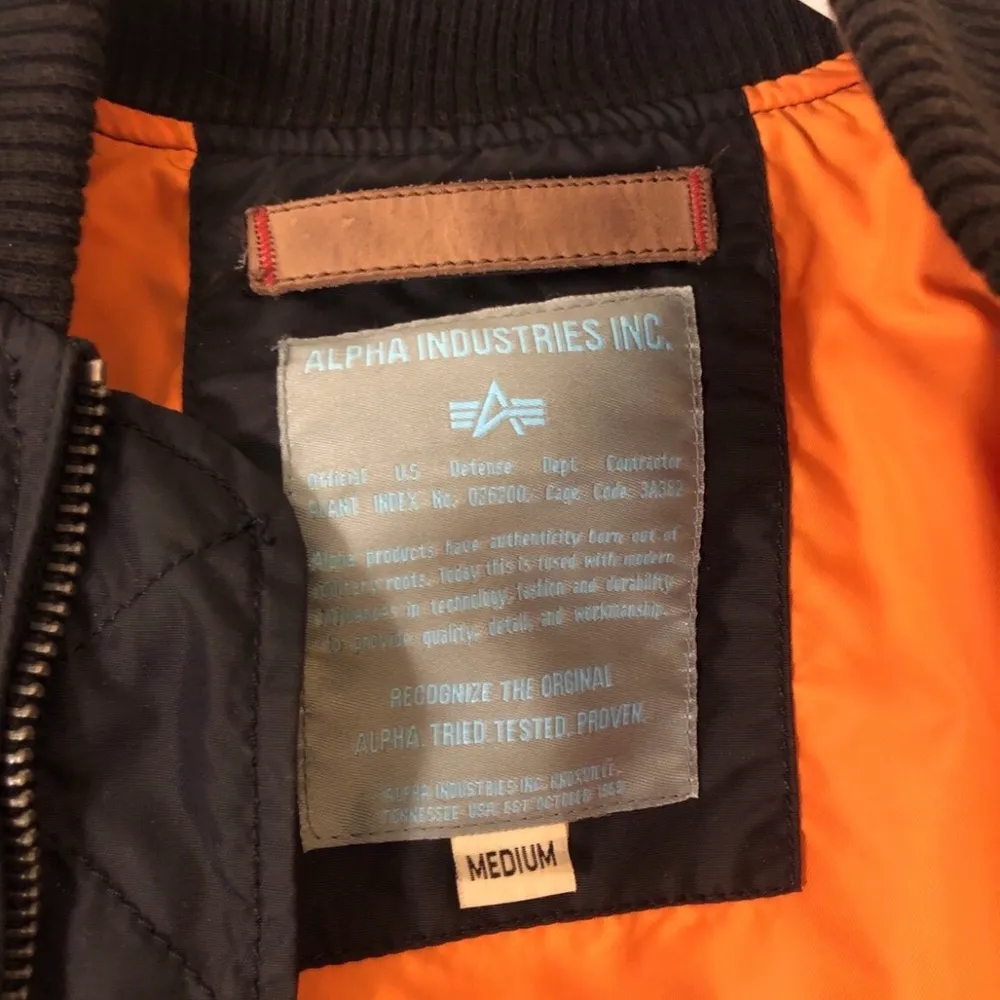 alpha industries bomberjacka i svart, storlek M! är i bra skick . Jackor.