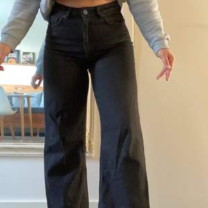 Jag säljer ett par svarta jeans från monki i rak modell, storlek 28. Använda en gång! De är raka där nere, fick inte plats i bilden! PÅGRUND AV OSERIÖSA BUDARE BLIR DET FÖRST TILL KVARN💞💞☺️