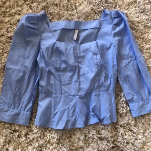 Blå blus aldrig använd  - Blå blus aldrig använd för den var för stor för mig. Storlek 38