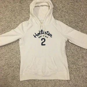 Hollister hoodie  - Ganska använd. Bra skick dock. Damstorlek L. BUDA I KOMMENTARERNA ELLER KÖP DIREKT FÖR 150kr.
