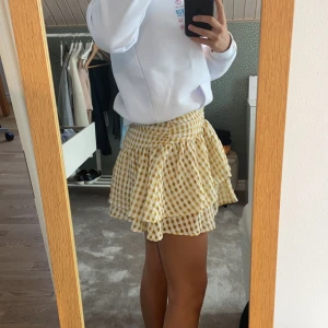 volangkjol - söt volangkjol från hm aldrig använd, nypris 400kr