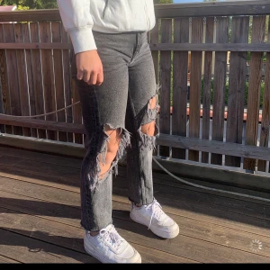 Mom jeans  - Ett par gråa mom jeans från mango med hål på knäna. Bra skick 