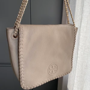 Tory burch väska  - En Tory burch väska i bra skick och inte använts många gånger, priset kan diskuteras men fri frakt  