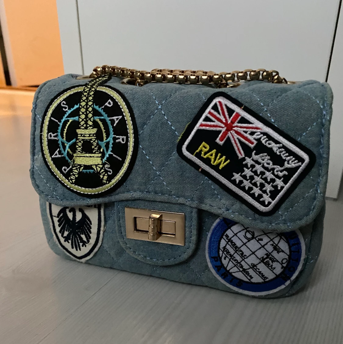 Liten blå väska med detaljer