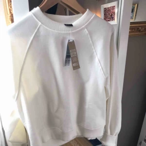  - Helt oanvänd vit fin sweatshirt! Kan gå ned i pris vid snabb affär 🥰
