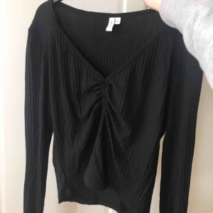  - Säljer en helt ny långärmad topp från Nelly i svart. Aldrig kommit till användning, i super fint skick. Köparen står för frakt 20kr❤️🖤