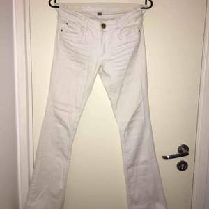 Vita utsvängda jeans i stretchigt material. Från barnavdelningen i storlek 164 men passar en storlek xs. 
