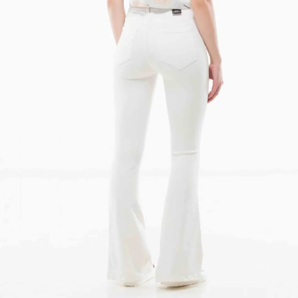 Stretchiga jeans i klassisk modell från DR. DENIM. Byxorna är tillverkade i ett skönt material och är bootcut!🌸💕💕. Jeans & Byxor.