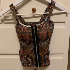 Topp - Kropp topp Inbyggd bh i toppen och stretch ryggen -är xs  Använd fåtal gånger