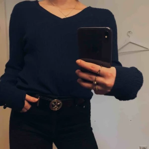  - Snygg marinblå ”kabelstickad” tröja från Tommy Hilfiger. Snygg passform med v-ringning. Bra skick( använd ca 10 ggr) Fler bilder kan skickas. Köparen står för frakten. 